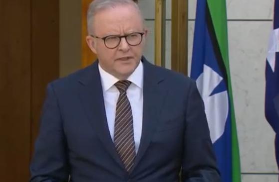 悉尼邦迪滩那片平时全是比基尼、冲浪板的网红海滩，12月14号直接成了“噩梦现场”