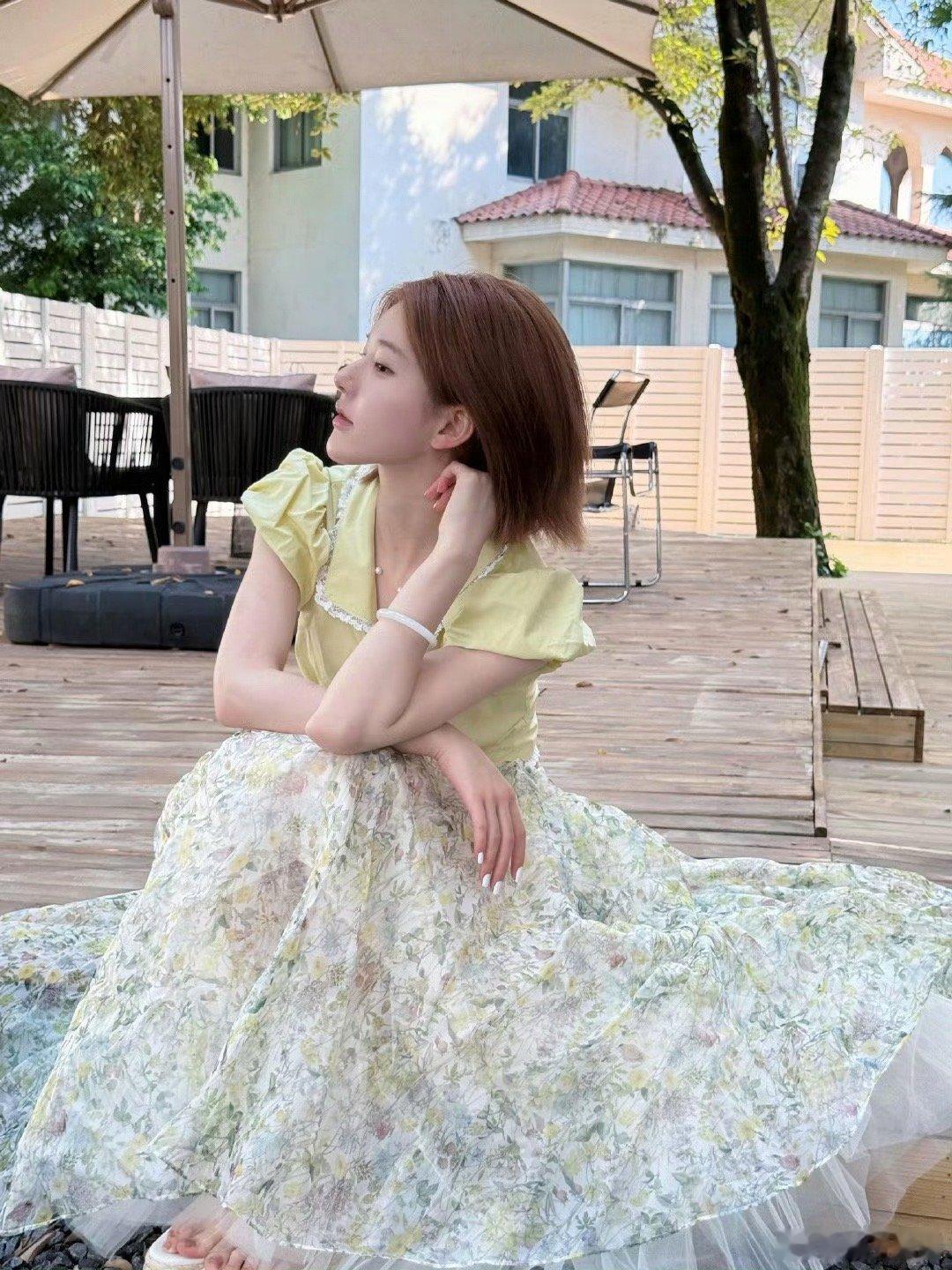 赵露思黄色碎花裙赵露思盛夏阳光般明媚赵露思盛夏阳光般明媚，好美，[doge][d