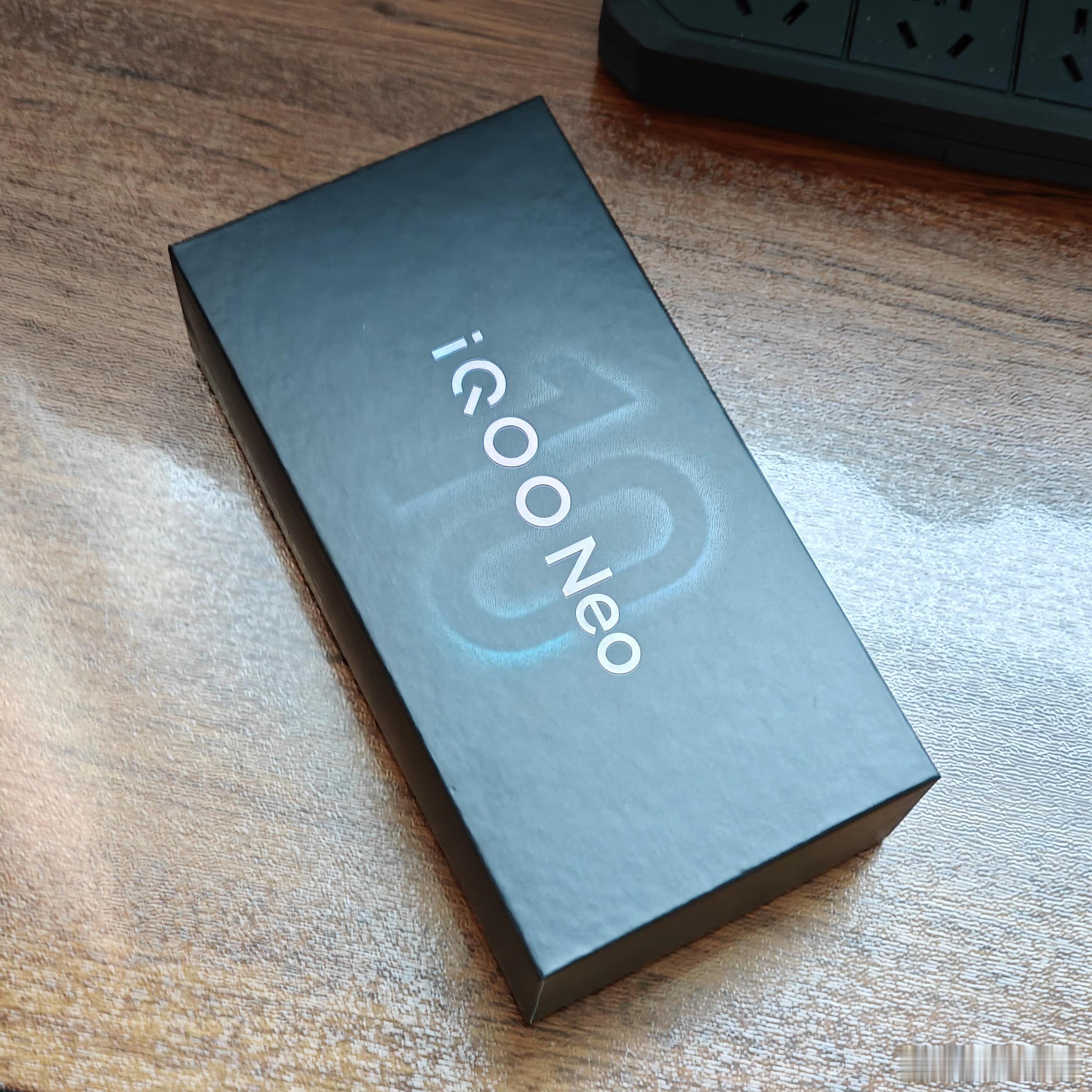 iQOO Neo10 Pro+，就是一台为游戏爱好者准备的手机，骁龙8至尊版处理