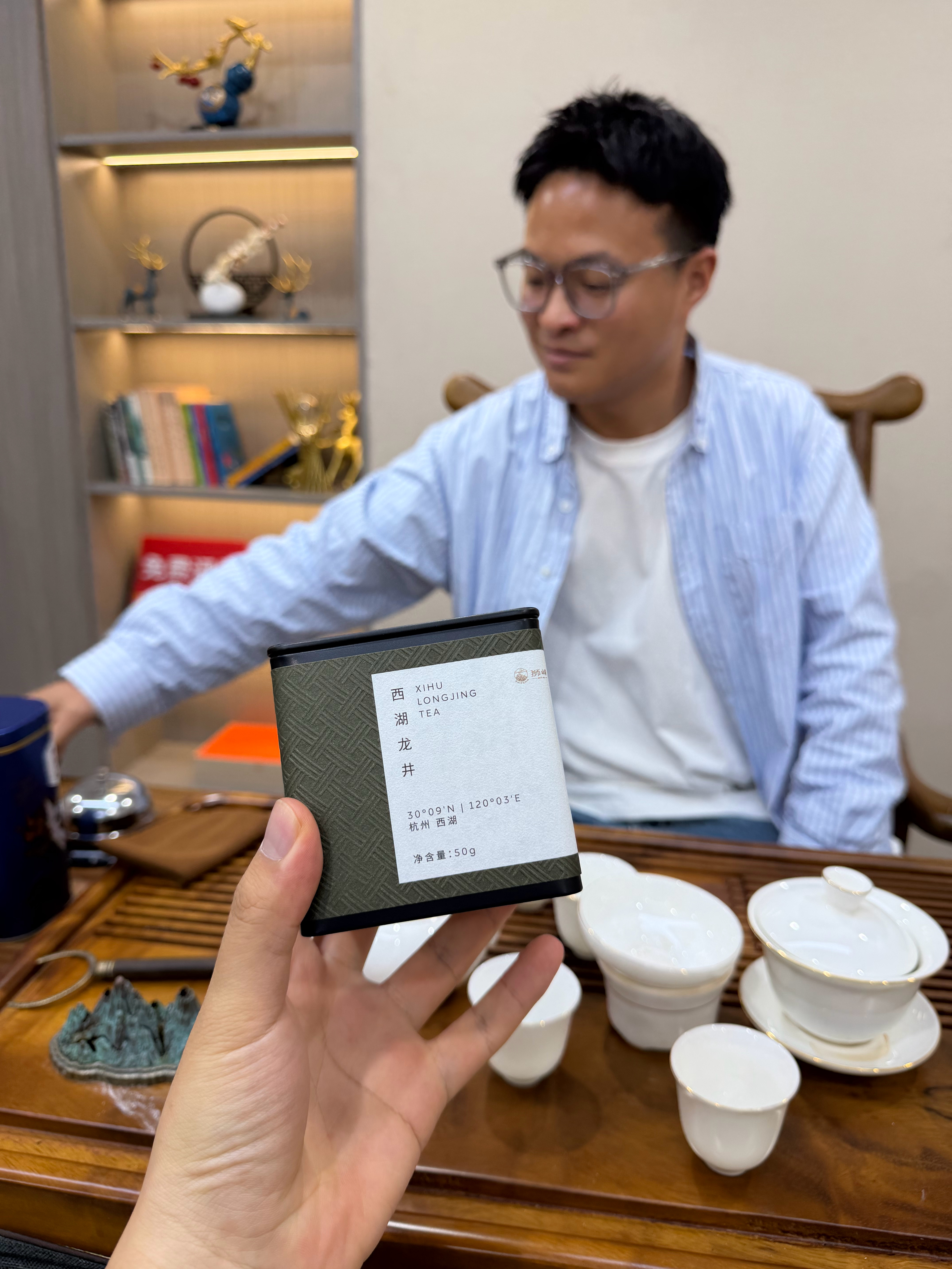 来庆祝新店开业，不能空手，特意带了明前的西湖龙井，蔚来给蔚来ET9旗舰车主提车1