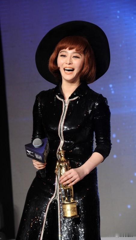 我觉得一个人最可贵的品格是经历世事仍坚守真诚善良、责任担当，还有坚韧自持和同理心