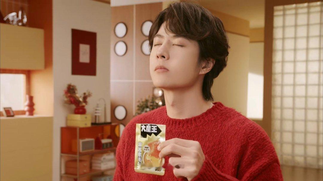 大魔王为拼搏喝彩 今夜国足决赛，热血开战！已经搬好小板凳，备好盐津铺子大魔王素毛