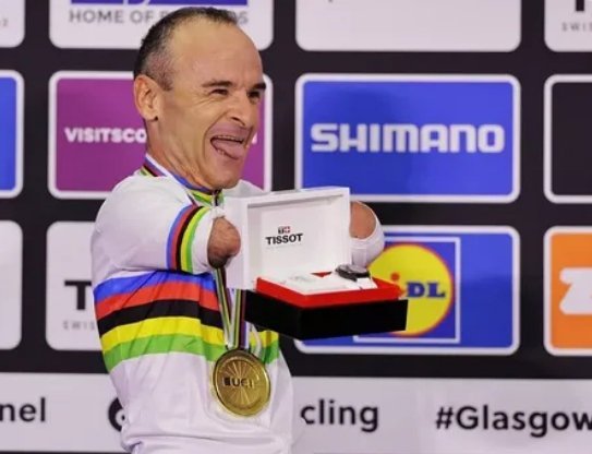 西班牙残疾运动员参加英国自行车赛，获得的奖品竟然是手表。 ​​​