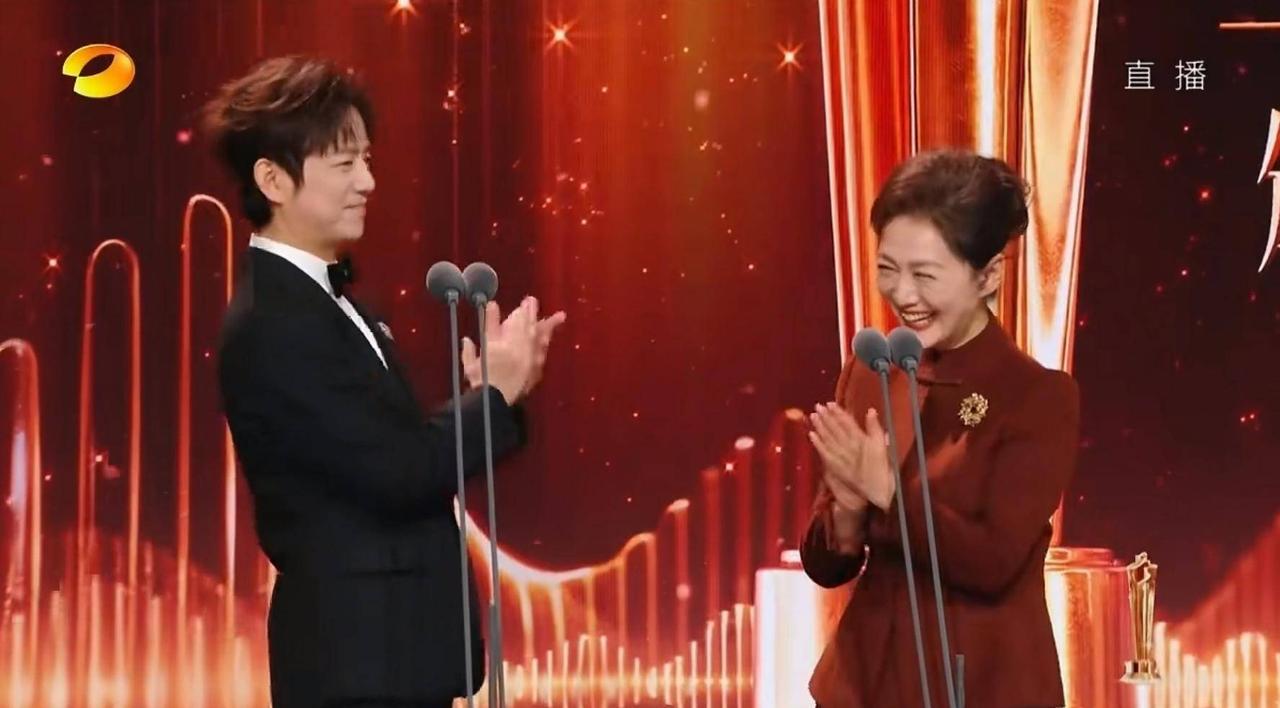 何炅海霞金声奖互敬，这才是双向奔赴的温柔

12月24日晚，北京第三届“金声奖”