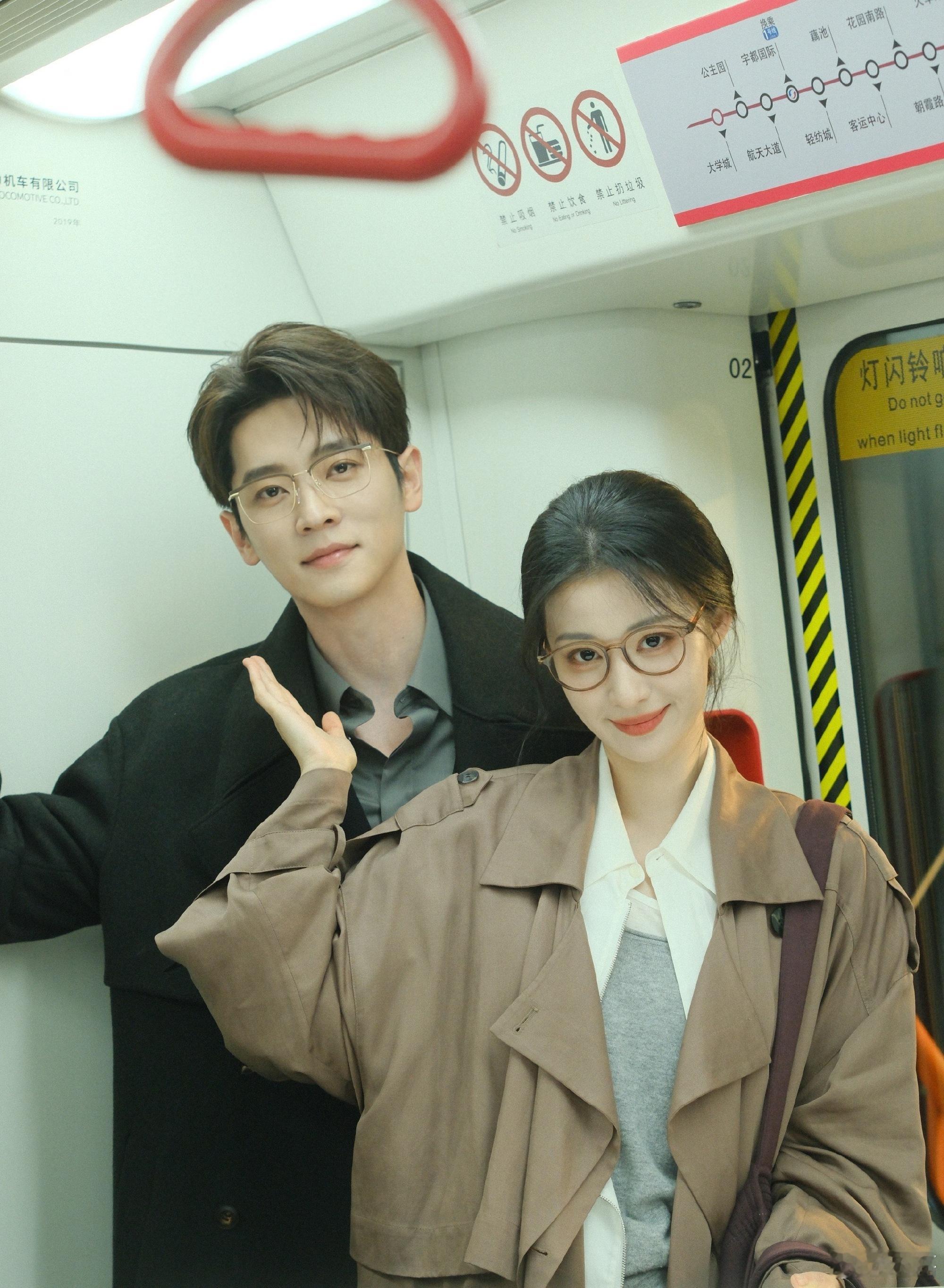 丞磊发了九宫格双人照感谢成何体统陪我度过无聊的时光🙏，虽然剧结束了，但我对这对