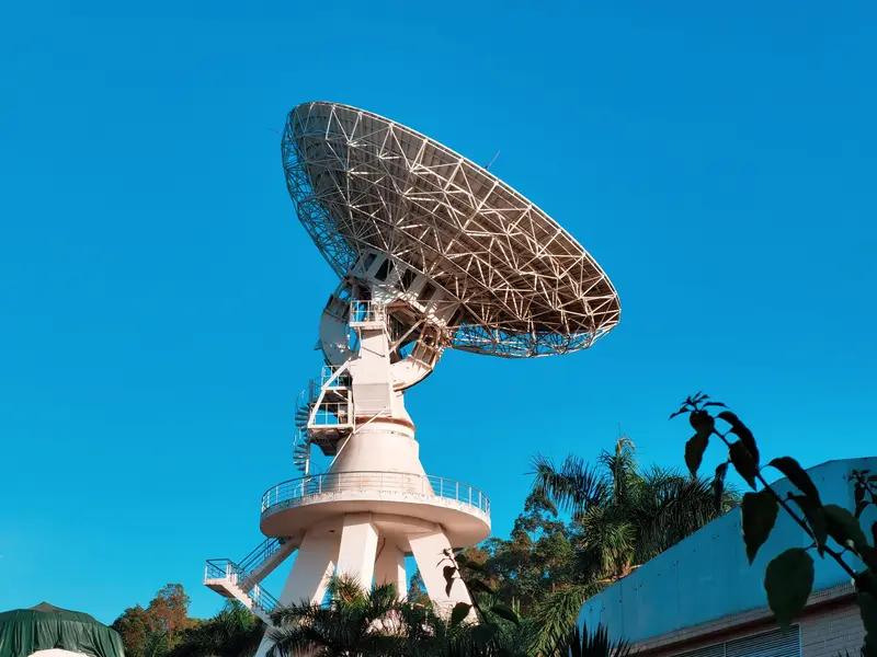 卫星数量的增加确实可能对地球本身及其周边环境产生多方面影响，但具体程度取决于卫星