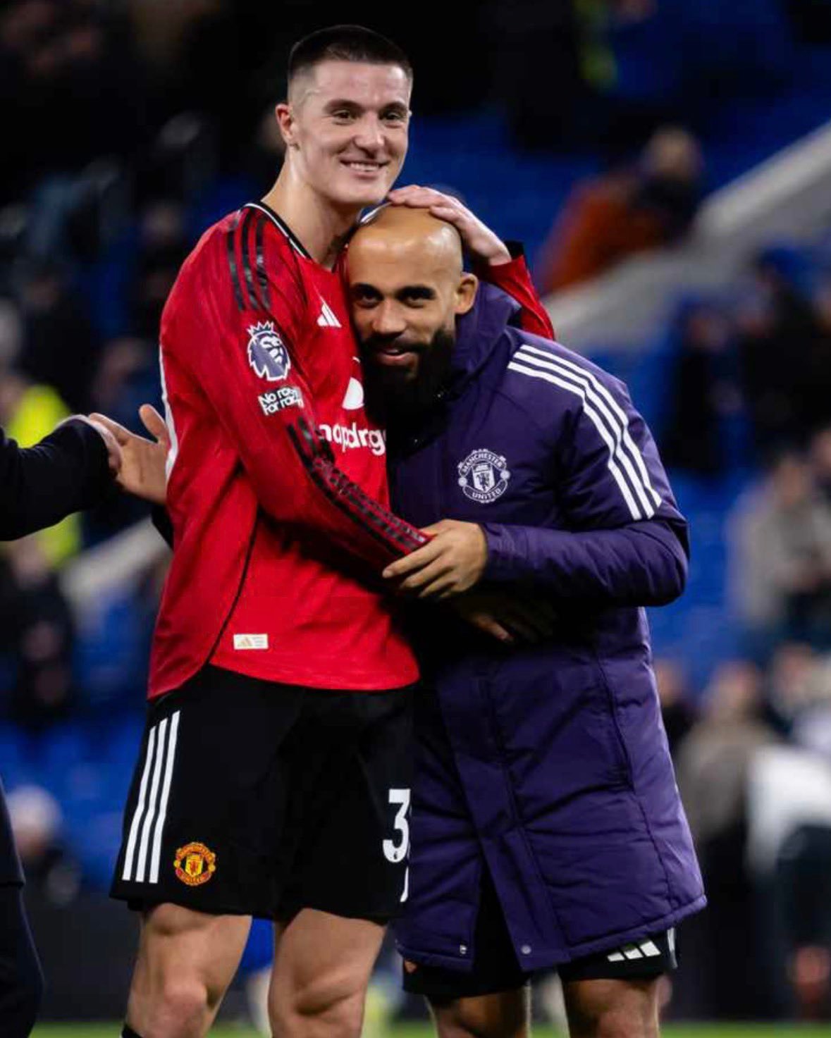 官方：出于预防性考虑，姆伯莫退出本身喀麦隆国家队。谢什科也退出国家队比赛任务，以