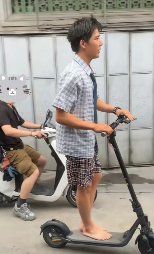 你跟我说这是同一个人？！哈哈哈清爽男大秒变潦草小狗，有颜就是任性阿王哥王安宇[超
