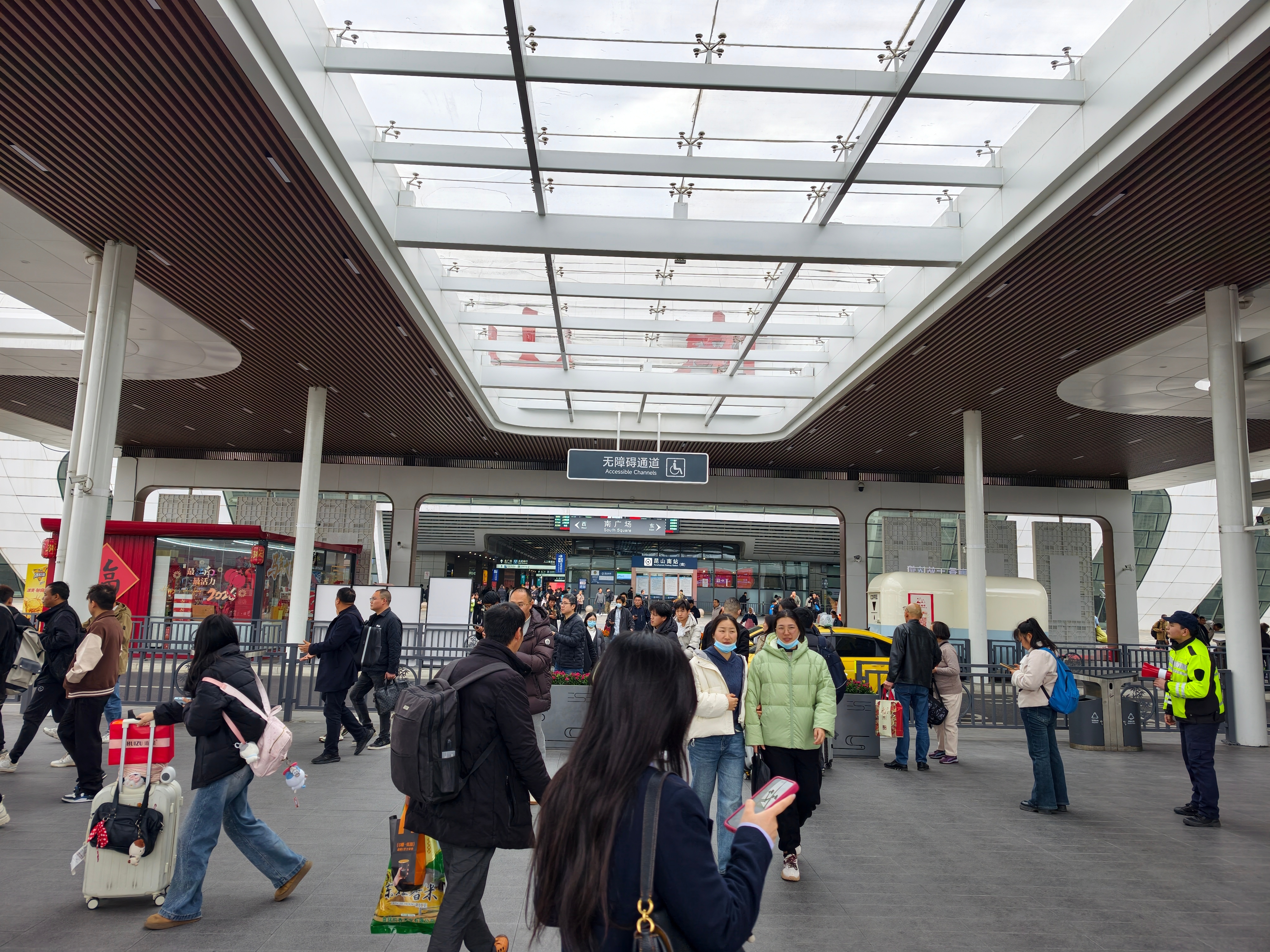 春天的昆山南站，很多背着大行囊的人，他们应该是来昆山打工的，这个季节的昆山，对于