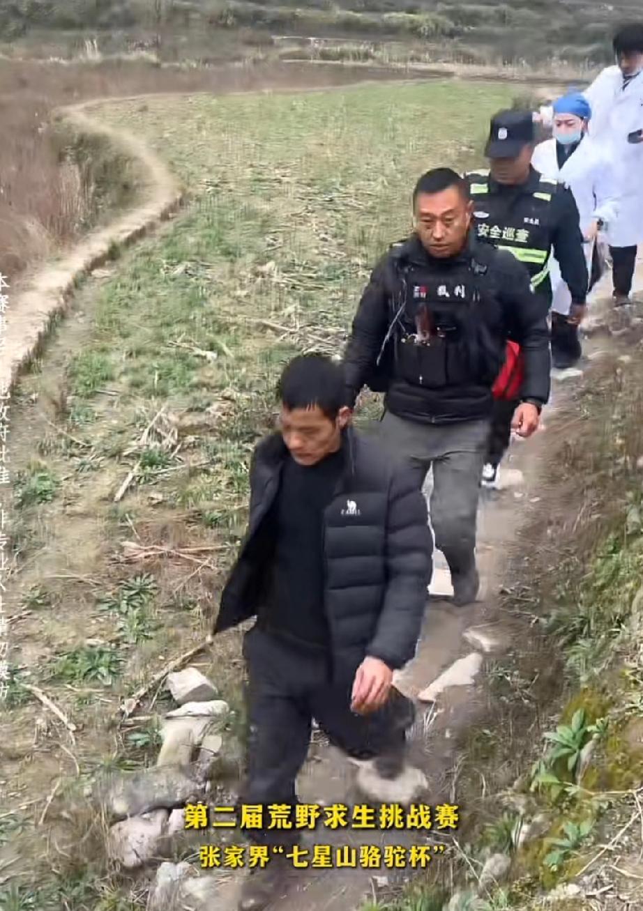 刀疤哥遗憾退赛，因为肠胃不适决赛第九天在医护人员还有安全员的帮助下，离开了赛场。