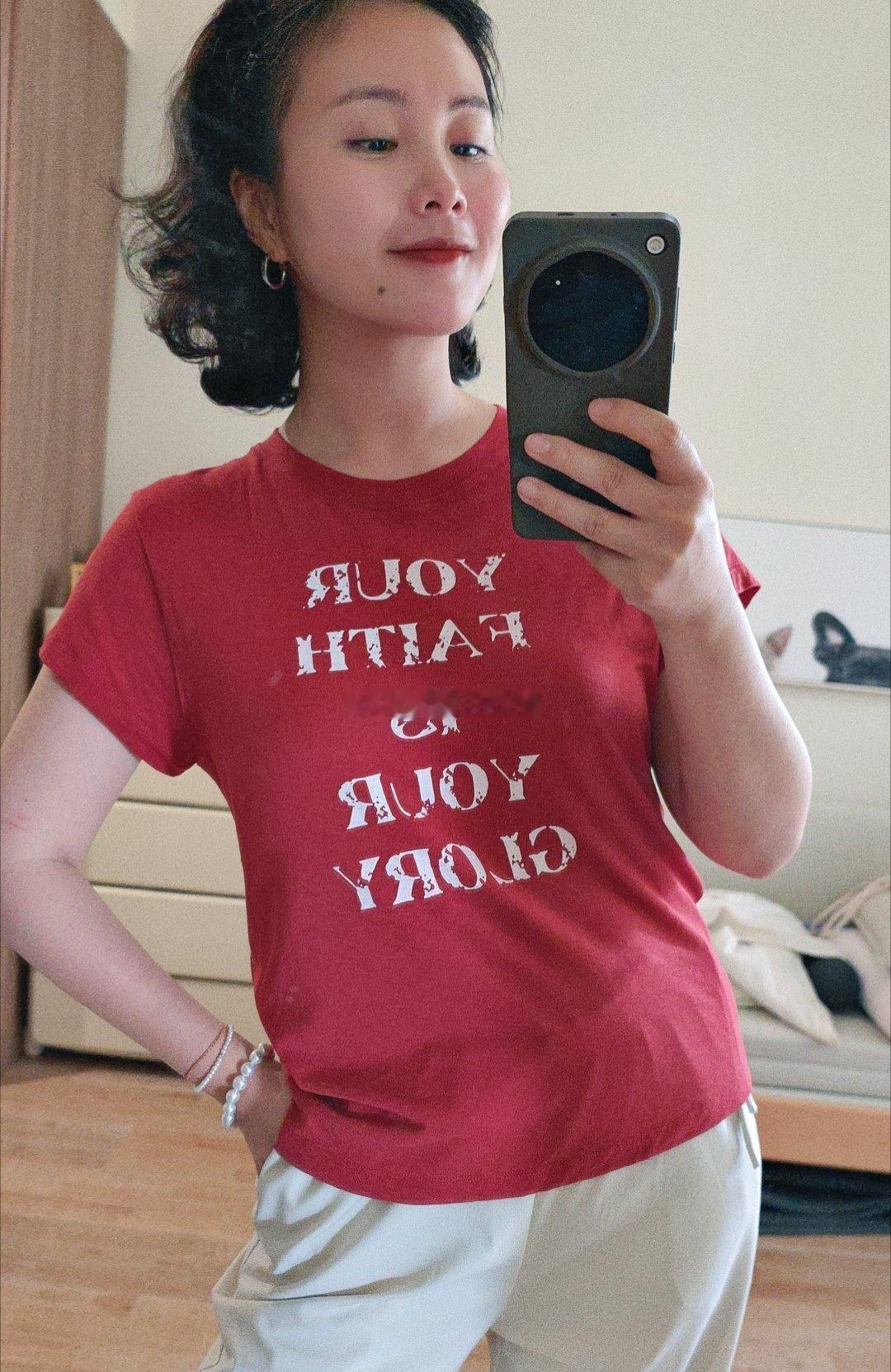 周末好呀~
太爱这抹红了，面料也是很轻薄，舒服得嘞今天穿什么ootd ​​​