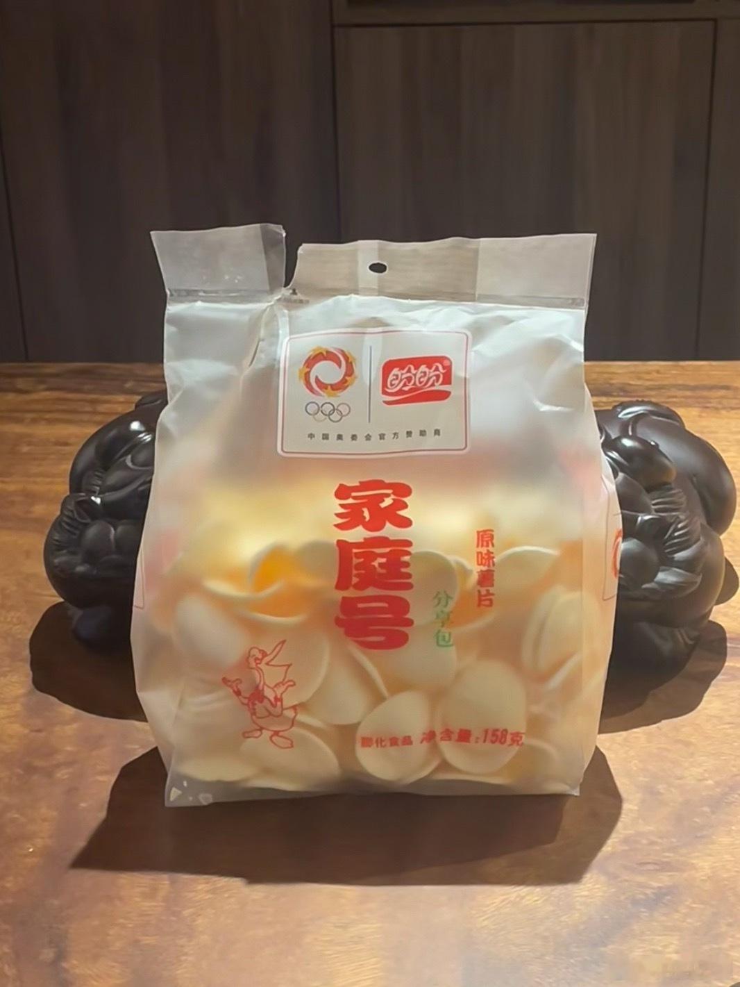 薯片透明包装那岂不是商家就没办法搞封面图这一套来蒙骗消费者了，所以说商家宁愿多花