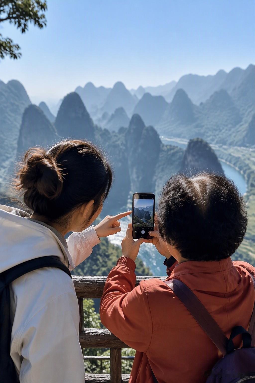 现在不少年轻人，正在带着父母重新认识生活。

教他们预约挂号、手机打车、网上买票