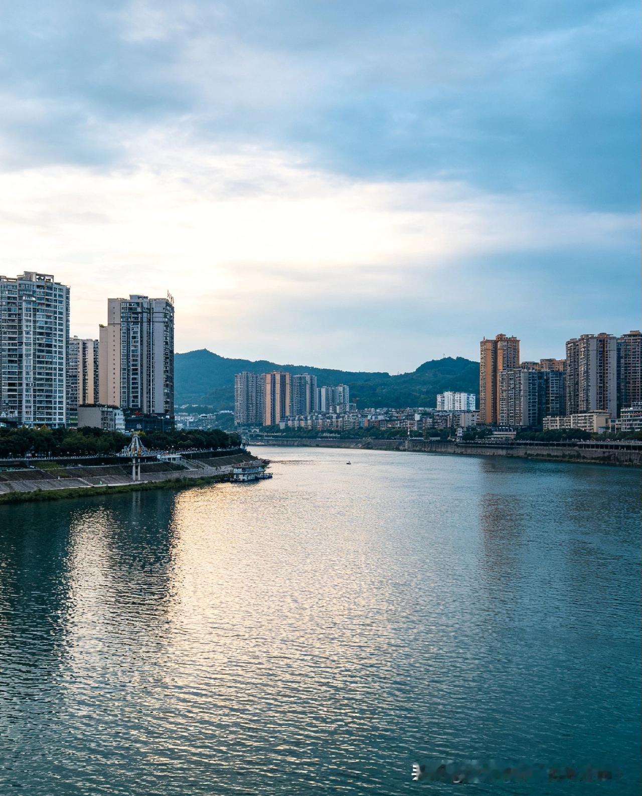 身在南充，心在南充，笔下也写南充。
不跟风、不搬运，只做本土原创。
用文字讲家乡
