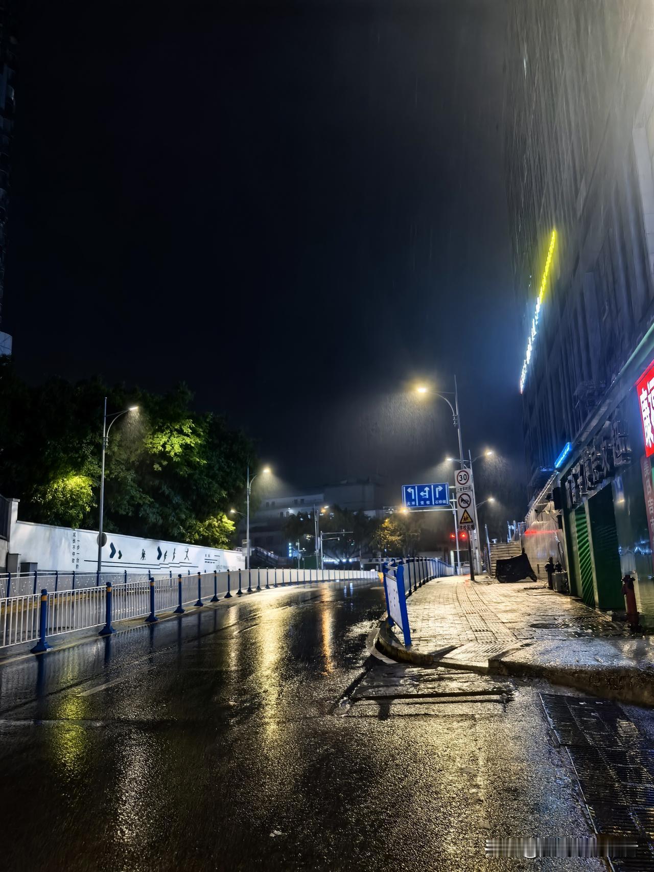 周末几个朋友约到一起聚一聚，地点就定在上清寺附近的一个火锅店，算我在内总共就五个