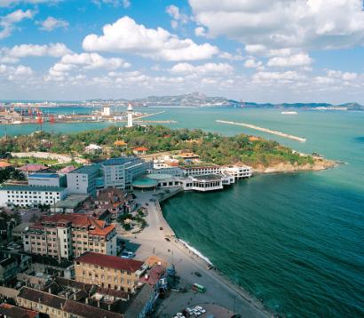 防城港职业技术学院在广西防城港市。地处中国大陆海岸线最西南端，与越南一河之隔。学