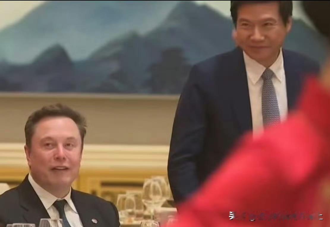 从后面突然拍人家
人家根本不认识他
一脸不耐烦
然后强行跟人家自拍🤳
这就是你