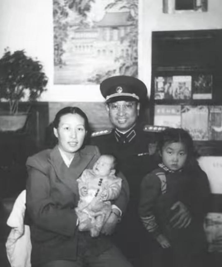 1950年，陈赓新出生的女儿因为奶粉过敏，脸上长了不少疙瘩，一个来探望的女兵脱口