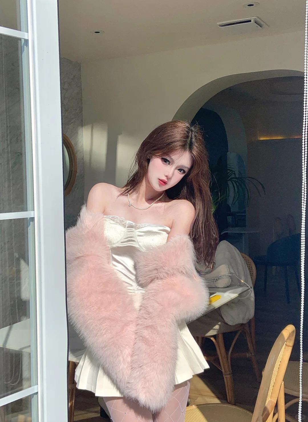 双眸明媚的时尚兼职模特小美女，唇珠旁边的小肉像按过的橡皮泥，轻轻鼓着，说话时会跟