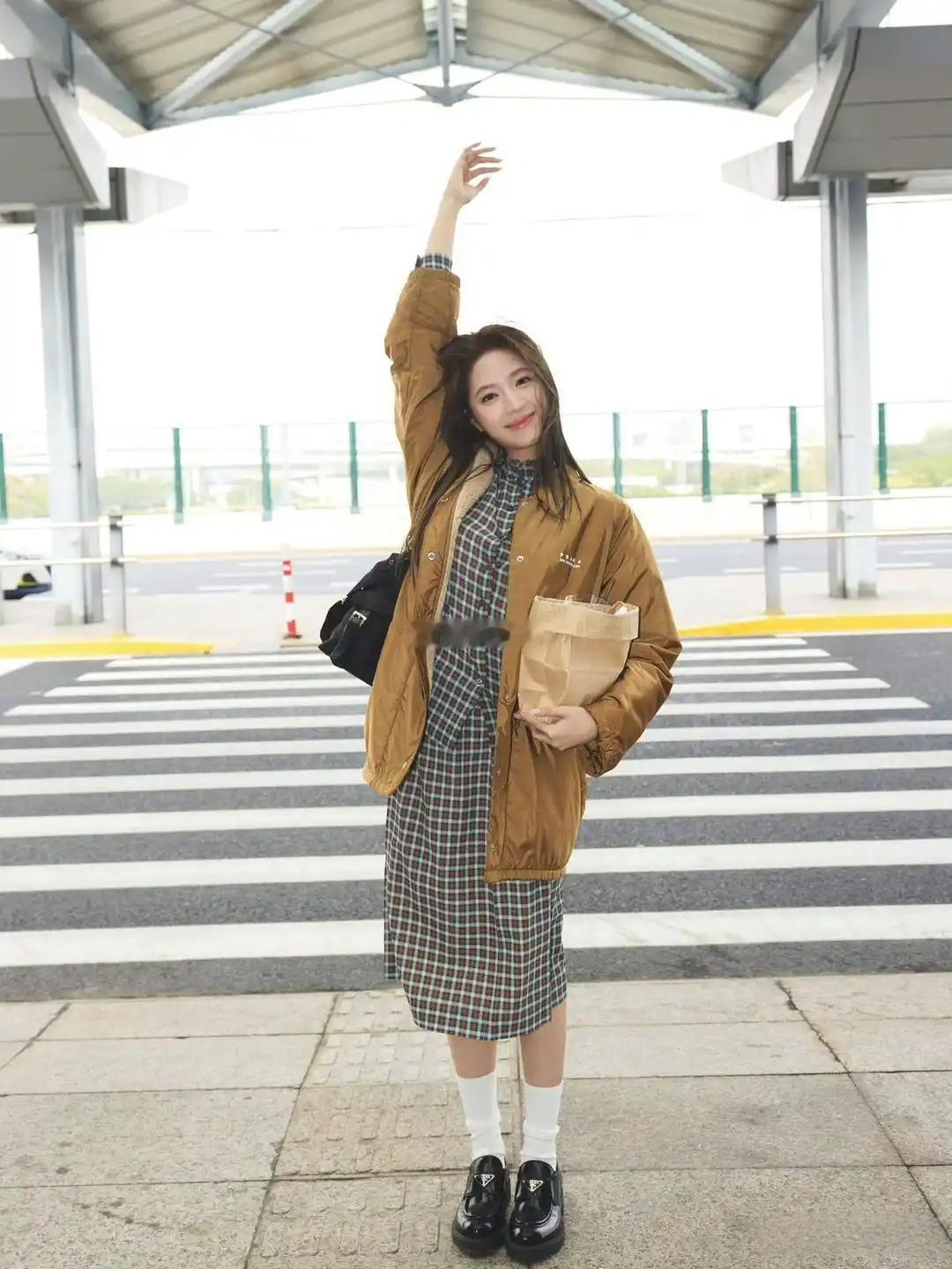 欧阳三姐妹中，除了欧阳娜娜最红最漂亮外，妹妹欧阳娣娣也很好看，笑起来甜甜的，充满