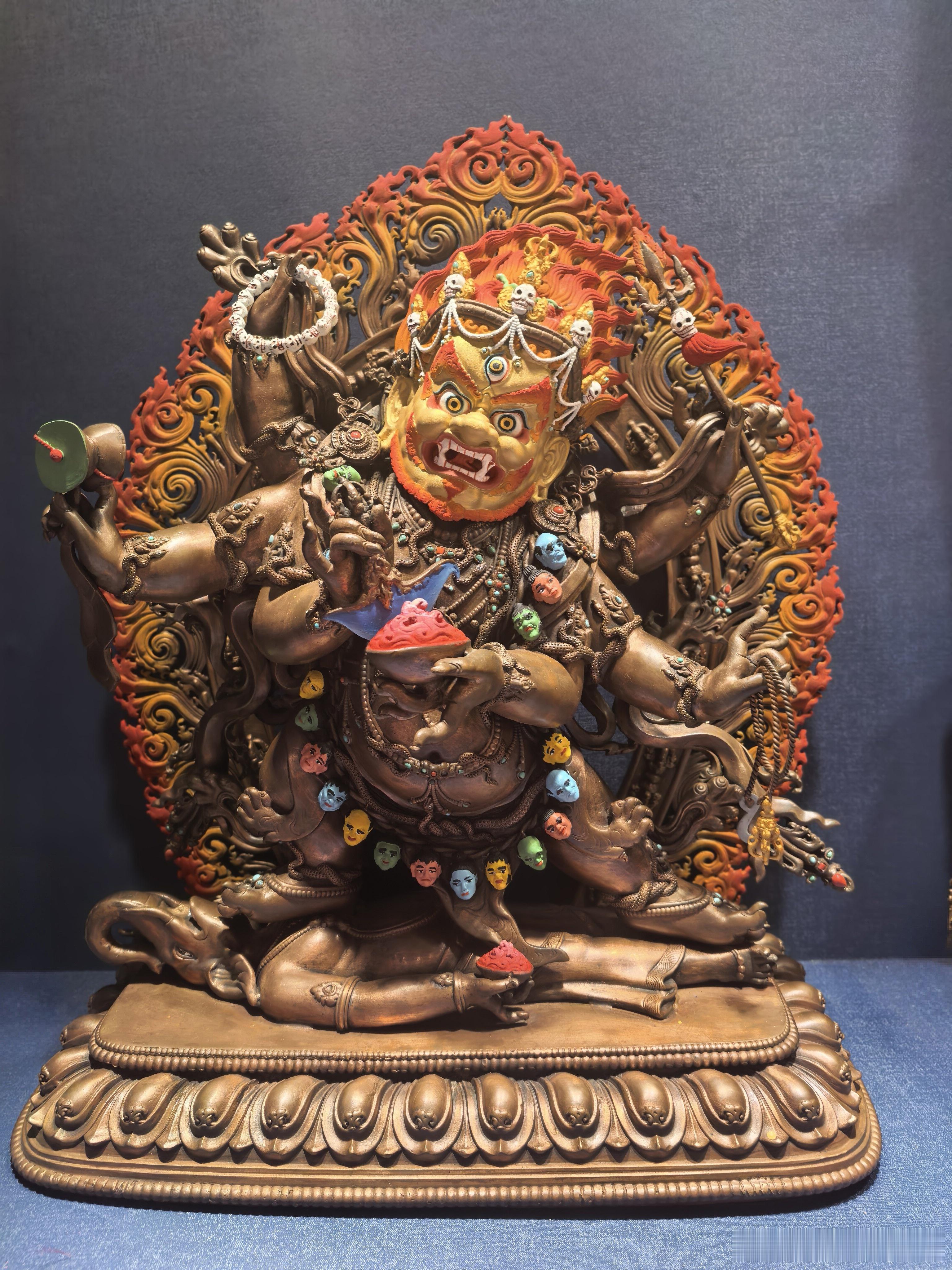 怒相是护持，威猛为慈悲。六臂玛哈嘎拉，荡涤尘障，护持本心，愿前路无扰，善愿皆成。