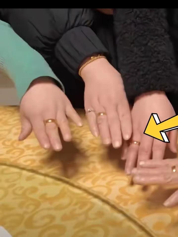 安徽一位80岁老人大寿，宴席还没开始，老人拿出五个红布袋，四个儿媳一个女儿，一人