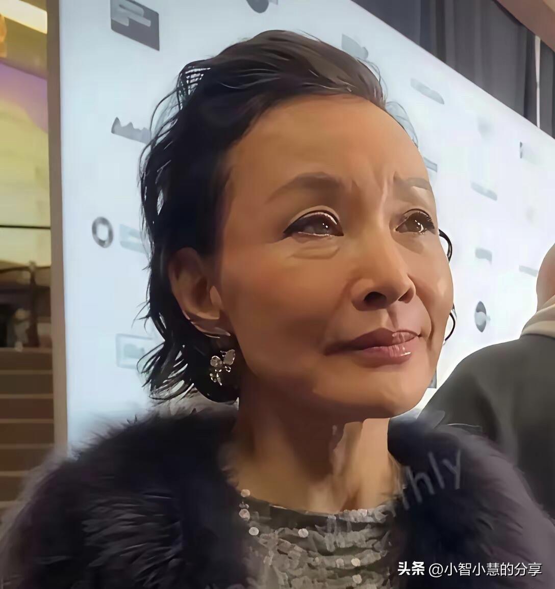 她年轻的时候不说她有多好看，就是那自然的颜值让人看着就很舒服，可惜岁月不待人，如