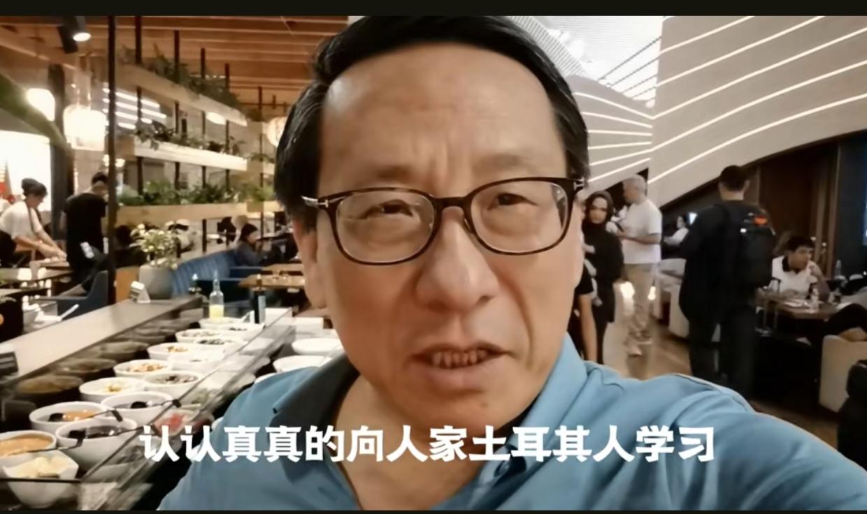 高志凯表示，中国的机场贵宾休息室应当好好向土耳其人学习，要慷慨待客、善待旅客。讲