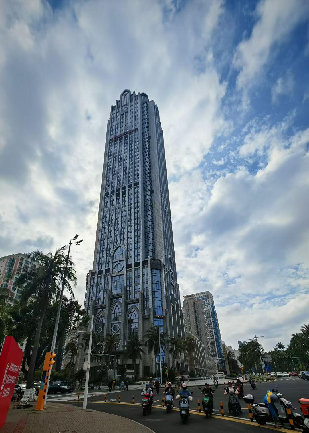 ✨建筑把野心长成直插云霄的筋骨，棕榈树在旁摇曳着热带的慵懒，云影游过玻璃幕墙，城