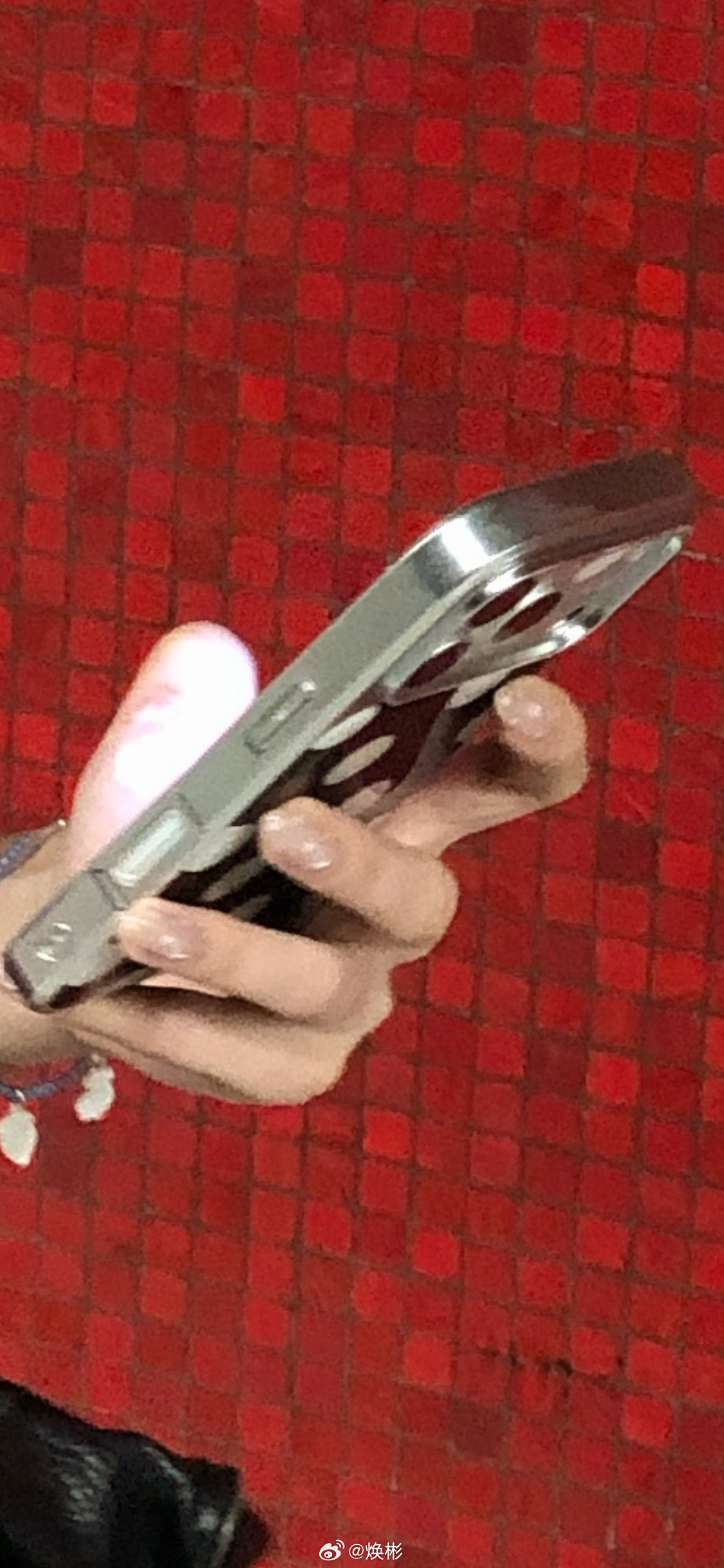 消费升级，香港地铁随处可见最新款iPhone！ 