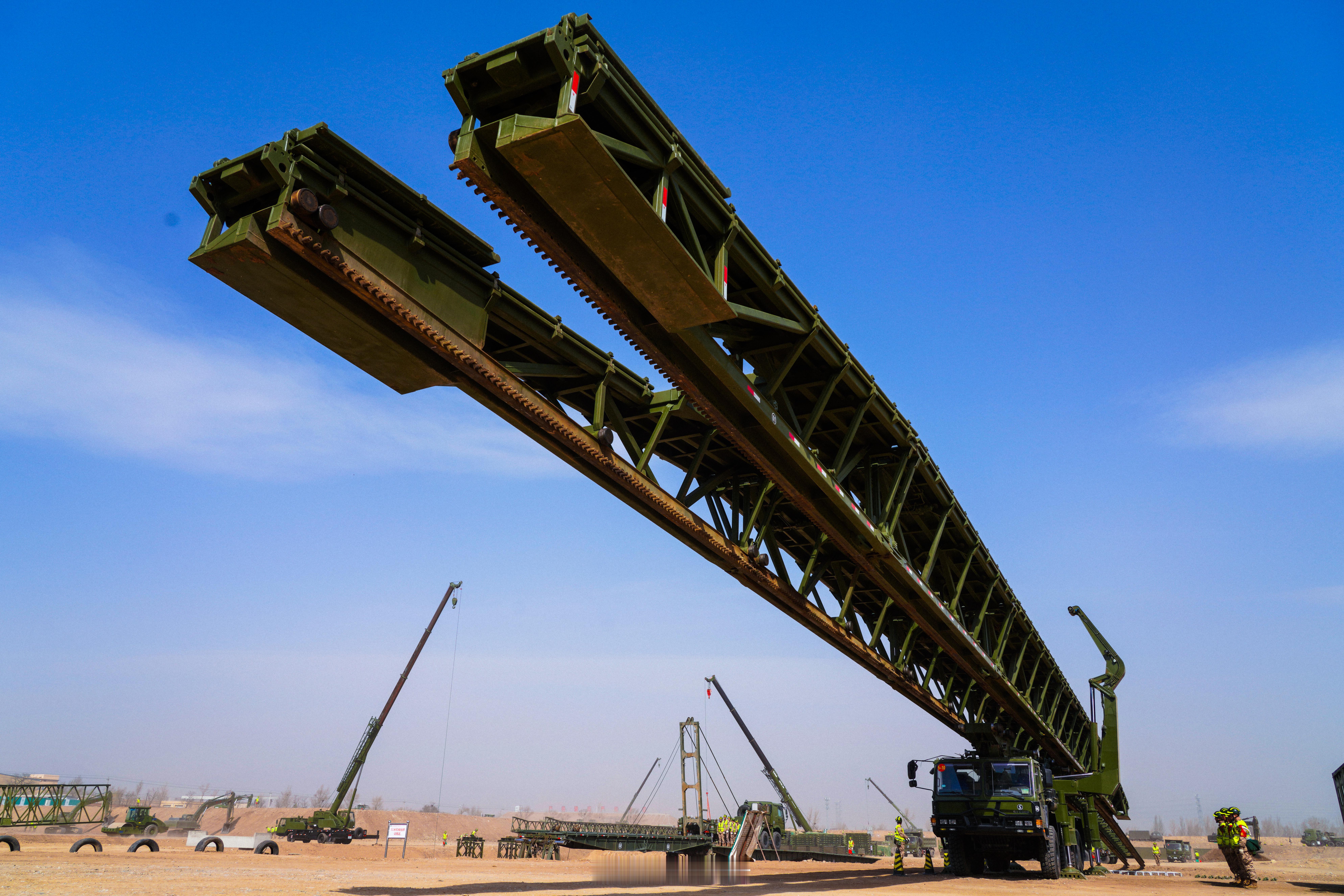 【高清大图！看武警官兵如何驾驭钢铁巨龙】近日，武警第一机动总队某支队紧贴实战任务