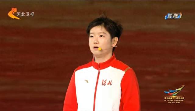 卸下战袍手持圣火！孙颖莎开幕式温柔登场，尽显大国风范