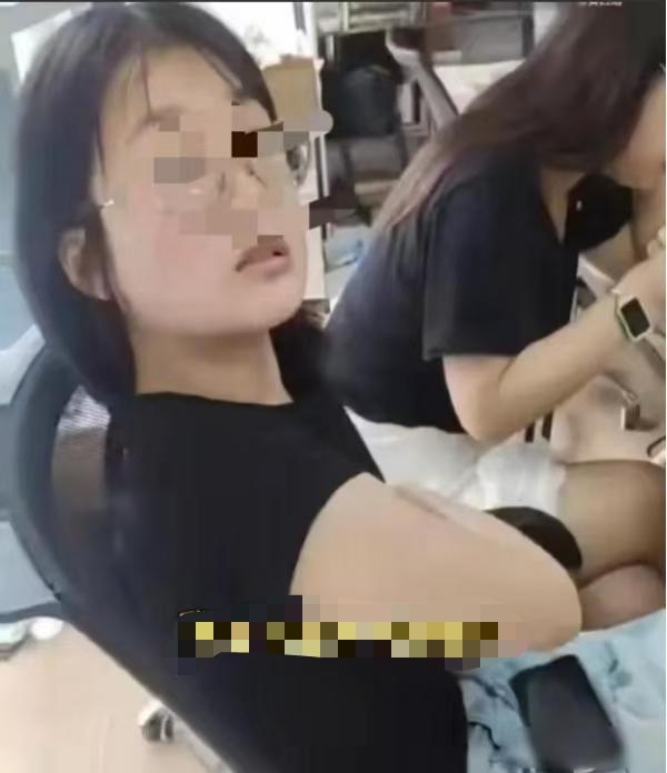 越扒越有！杭州白嫖外卖事件，网友对现场视频戴放大镜仔细看，发现那女子衣服的肩部有