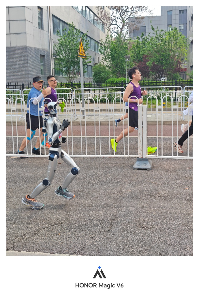 机器人半马冠军出自做手机的荣耀  亦庄机器人马拉松落下帷幕，首次参赛的荣耀闪电机
