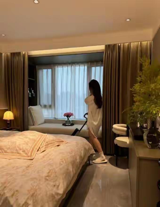 表哥的儿子大过年的在家搞绝食，因为他女朋友要在表哥全款买的房子上加名字，表哥不同