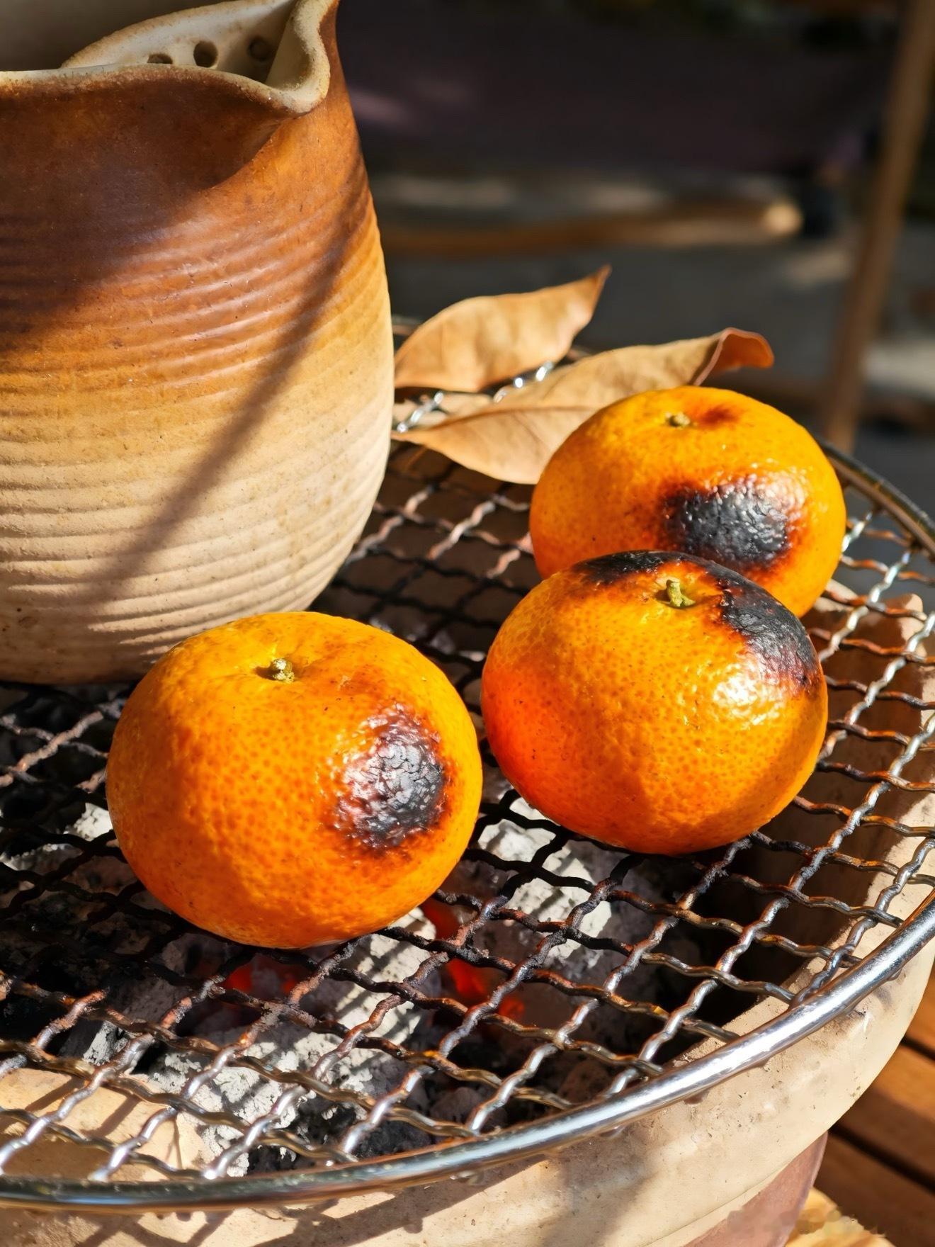 橘子 完美水果 我投一票虽然果肉吃多了真的会上火，嘴巴起泡、喉咙干。但是！那层白