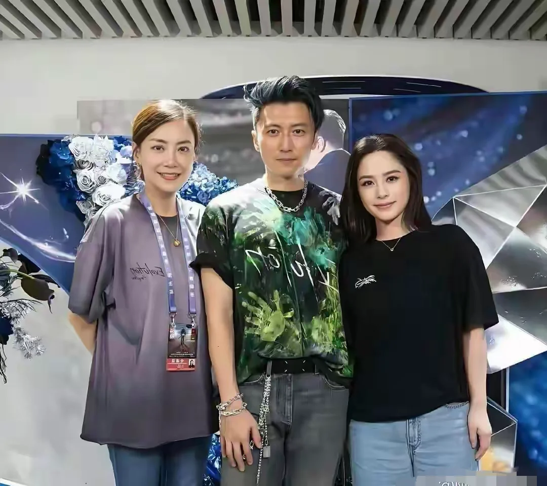 谢霆锋在和谁合影？