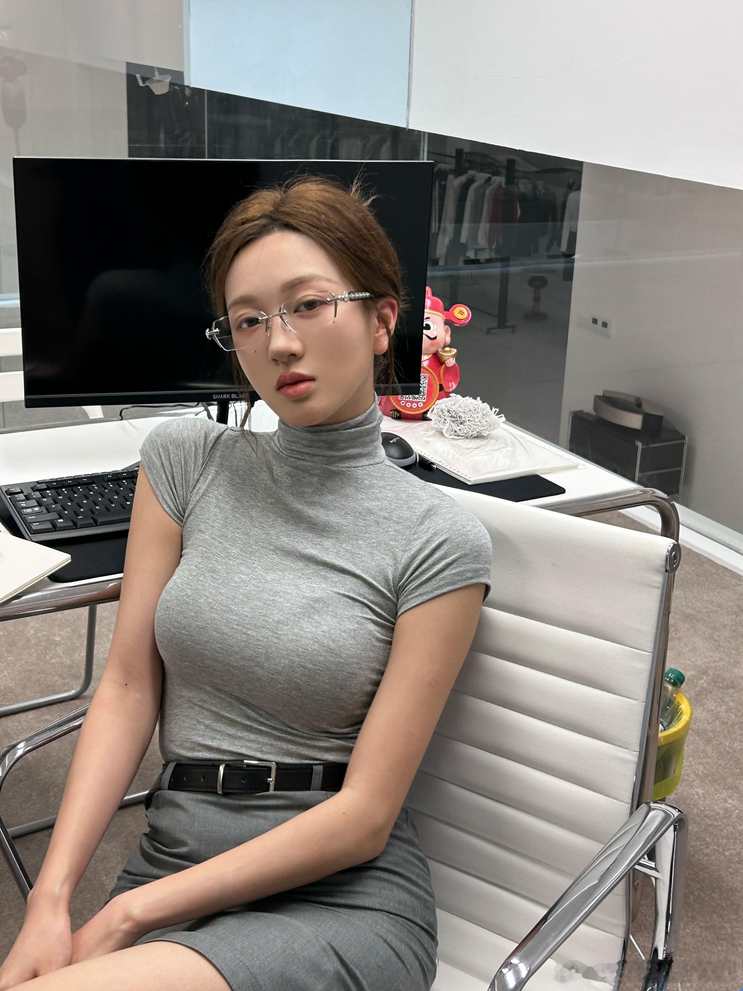 戴眼镜，不穿丝袜也很美～ ​​​