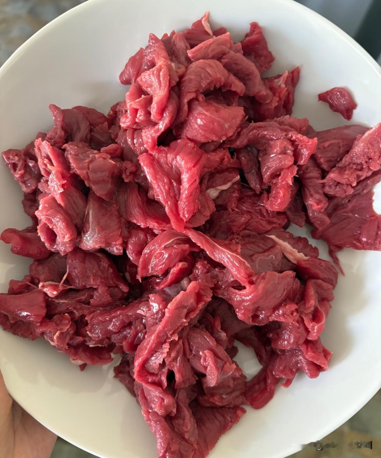 谁吃过袋鼠肉啊？
看到有人吃袋鼠肉，说味道不错，比牛肉稍微硬一点，口感像瘦牛肉，