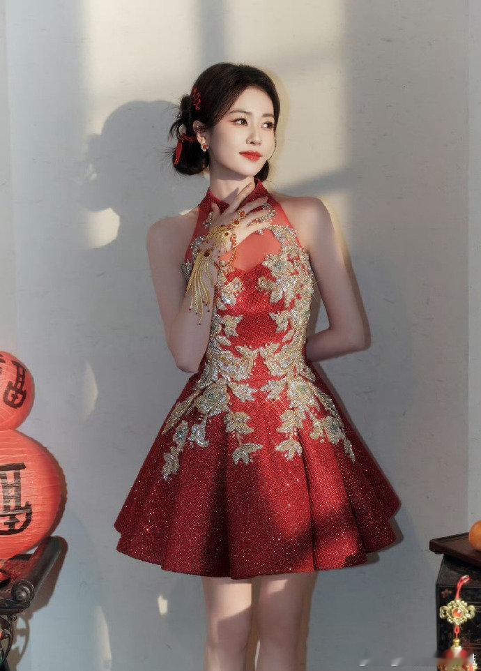 白鹿红旗袍  白鹿穿上这身红旗袍，美得让人陶醉！新的一年，让我们一起红红火火，事