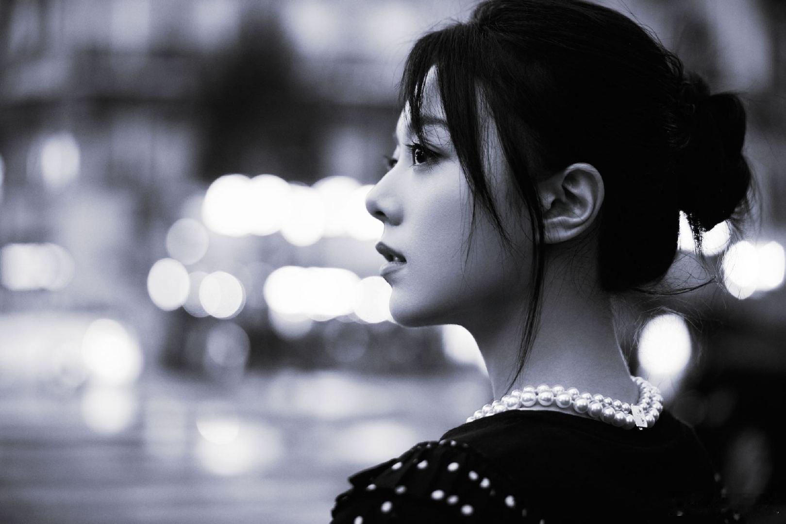 今天，赵今麦以MiuMiu品牌大使的身份亮相，再次证明了她的时尚魅力。她身着Mi