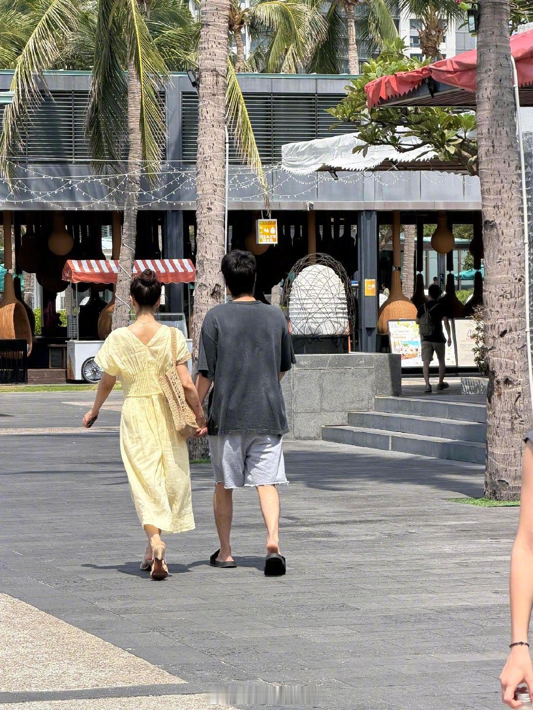 三亚偶遇赵又廷高圆圆牵手散步赵又廷在三亚好像何韩本人  网友在三亚偶遇赵又廷和高