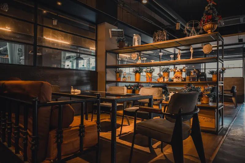 这价高客少的恶性循环真让人无奈。就拿我常去的那家西餐厅来说，一开始菜品价格适中，