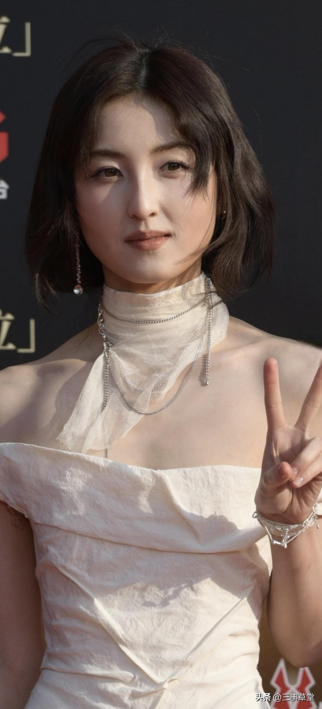 张子枫CMG红毯生图，挂脖白裙好有气质！