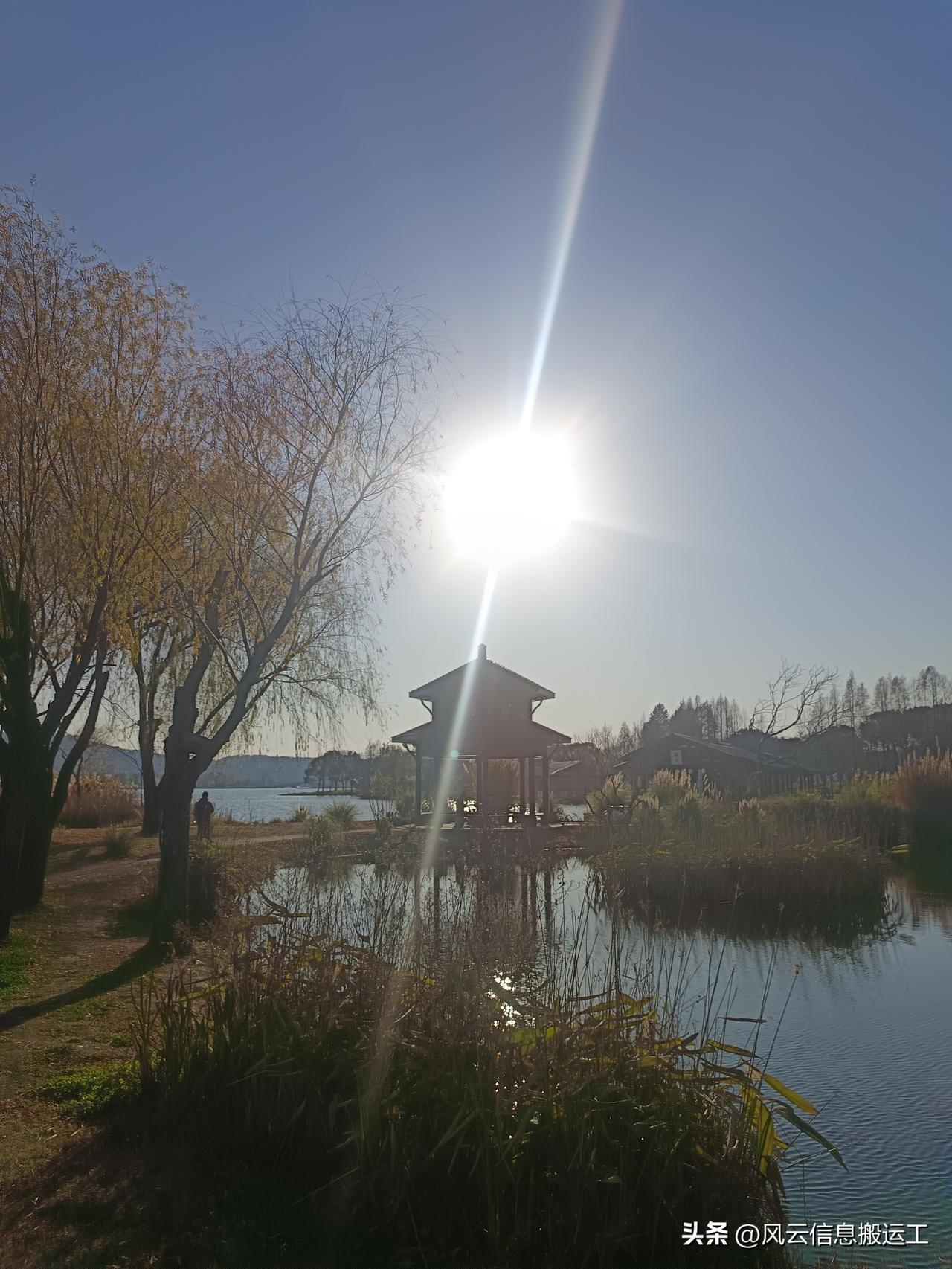 人到中年要不要认真打扮自己必须的，但是重点是让自己整洁清爽收拾干净，而不是让人感