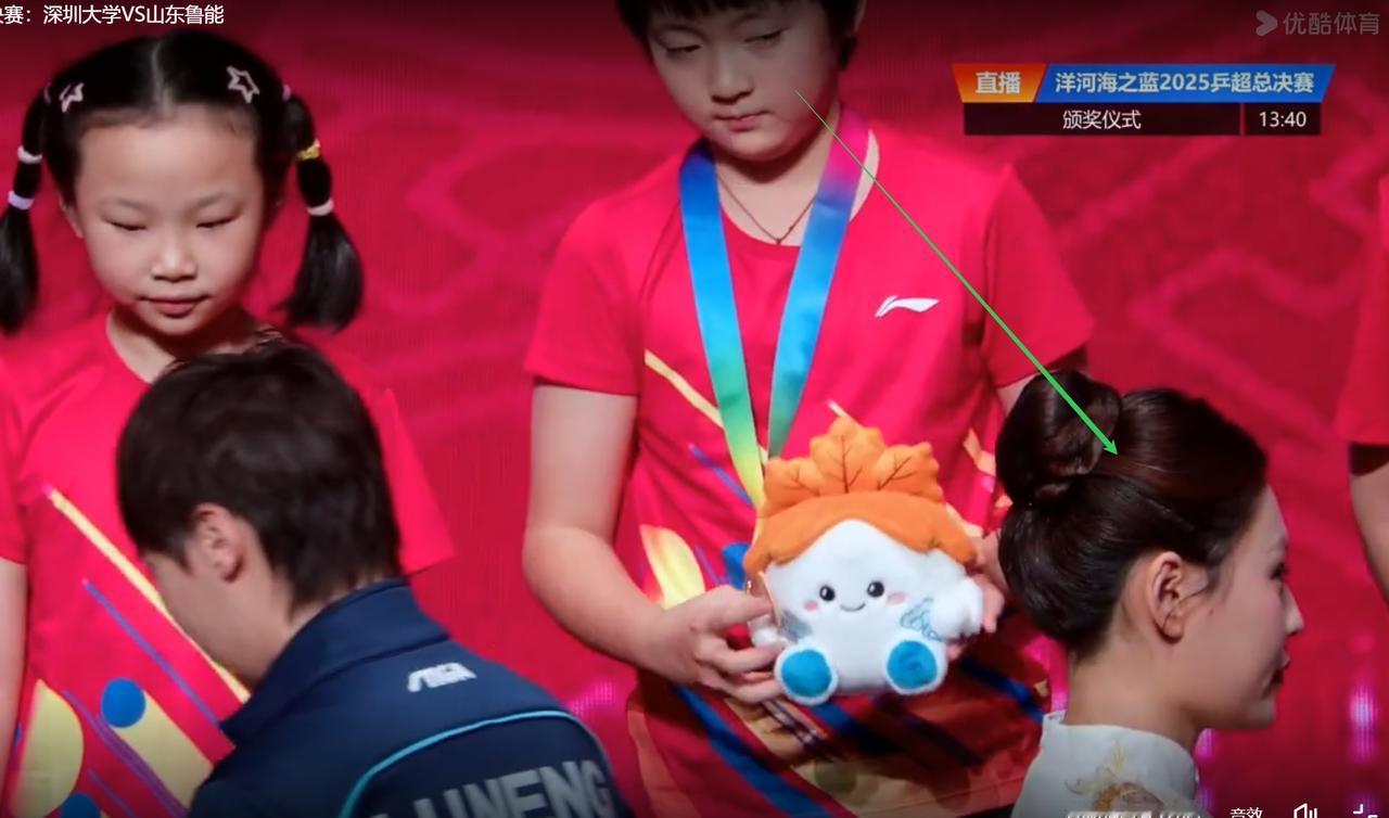 笑死我了！王曼昱在给小男孩颁奖，
这小男孩却盯着旁边的漂亮姐姐看。

我在等着看