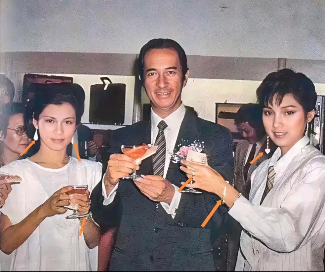 翁美玲和戚美珍当年在香港娱乐圈正当红，曾与澳门赌王何鸿燊同框举杯，画面十分经典。
