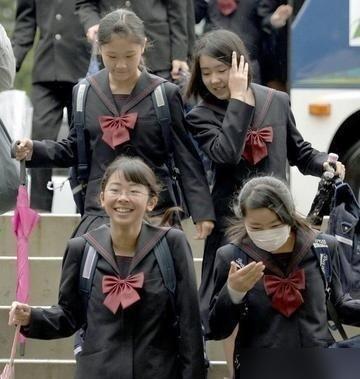 美国打中国，能用关岛的B-2、韩国的萨德、日本的宙斯盾，常规武器全覆盖；中国打美