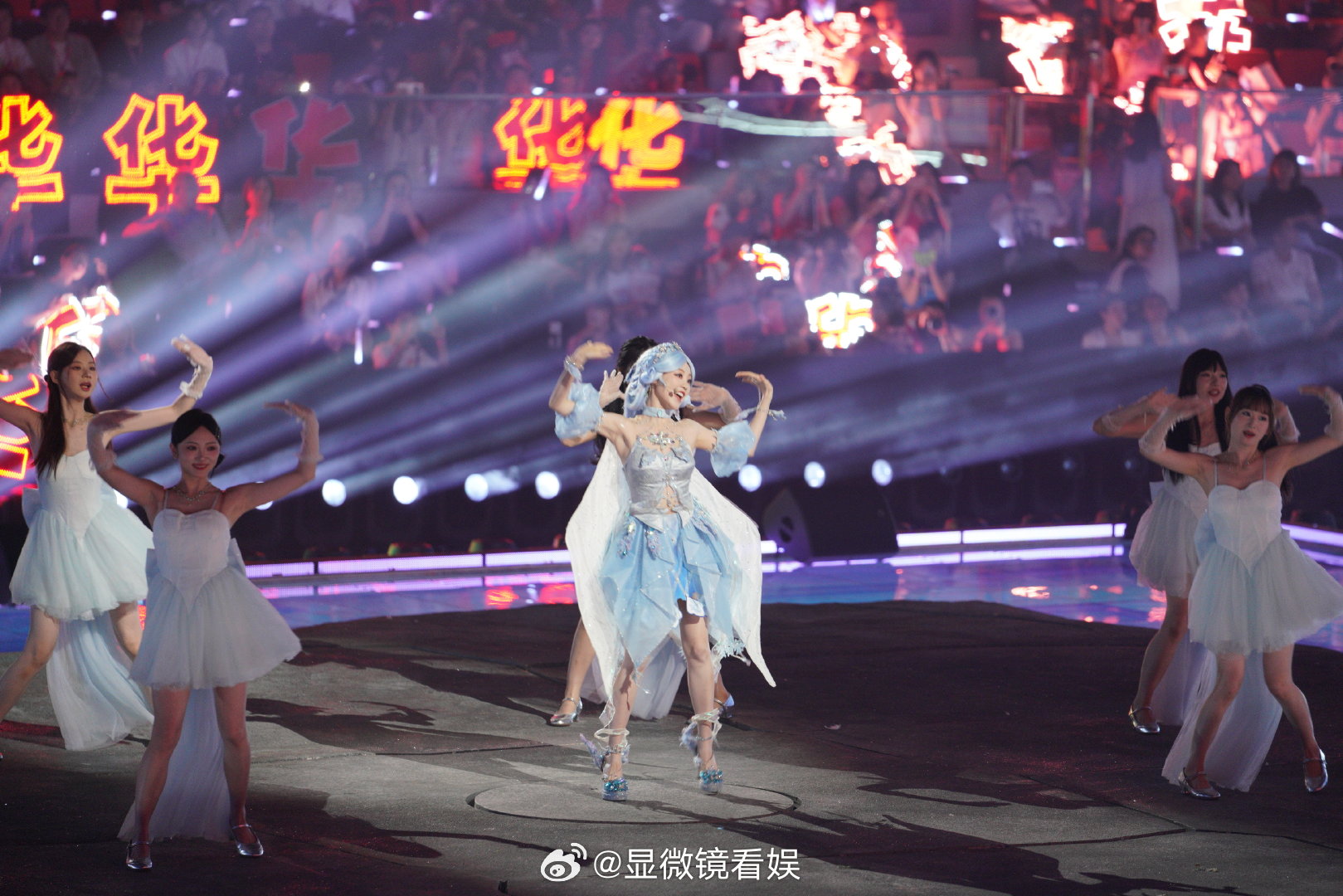 祝绪丹破冰COS冰魄 从登场方式到造型呈现，祝绪丹今晚带来的这场国风秀充满诚意。
