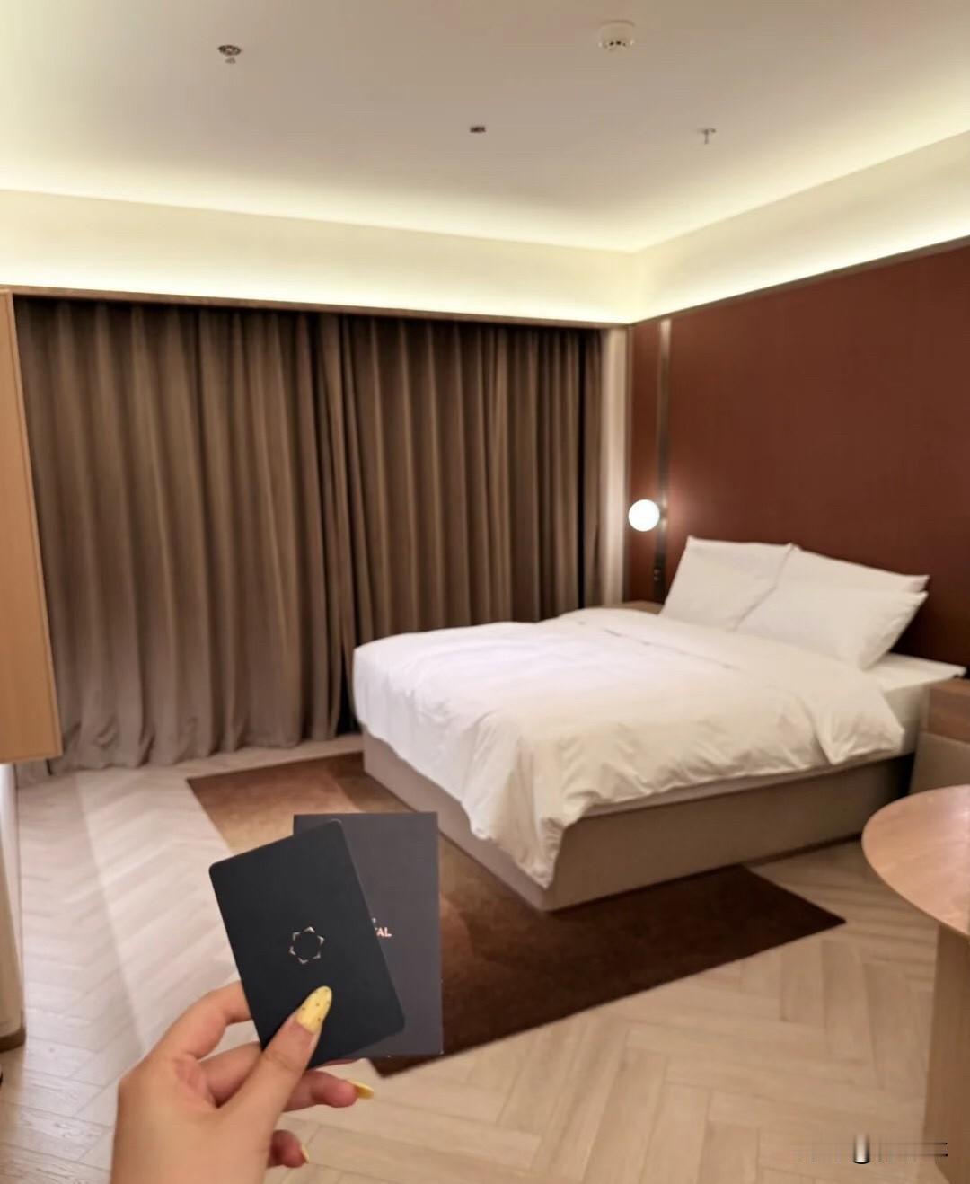 女子称酒店回访电话致其家庭破碎你怎么看这事听着真挺让人唏嘘的。酒店回访电话本身是